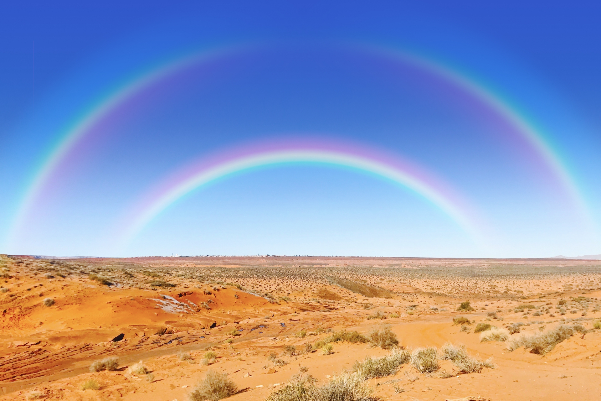 晴れ渡る青空の下、白い砂浜と透き通ったエメラルドブルーの海が広がる静かな南国のビーチ